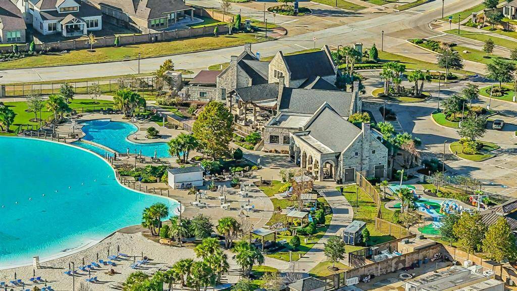 With a fitness center, splashpad, playground, 7,500-square-foot clubhouse, tennis court, and more, Balmoral offers an abundance of amenities for every lifestyle