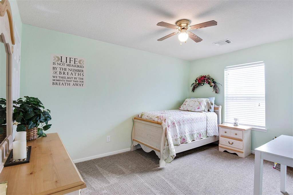 Secondary bedroom.