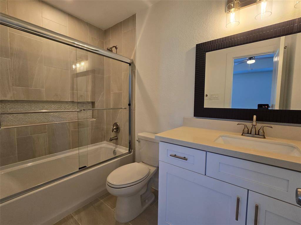 Upstairs 2nd Primary Bathroom