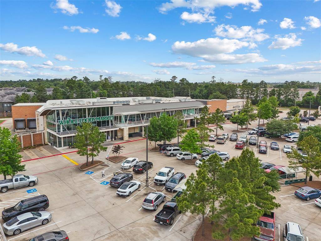 Near by shopping and restaurants off Louetta!