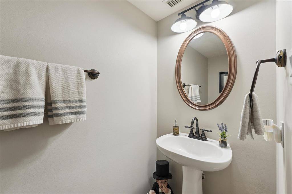 Guest bath.