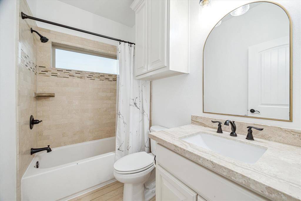 Upstairs shared bathroom.