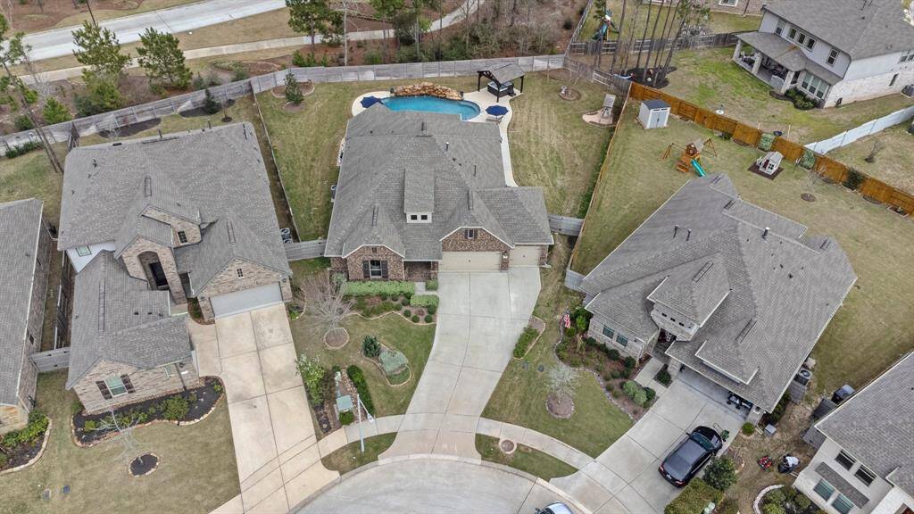 The property is located in the center of a half cul-de-sac, offering privacy and a generous driveway. The neighborhood is very well-maintained, with neatly landscaped lawns and nearby homes of similar style.
