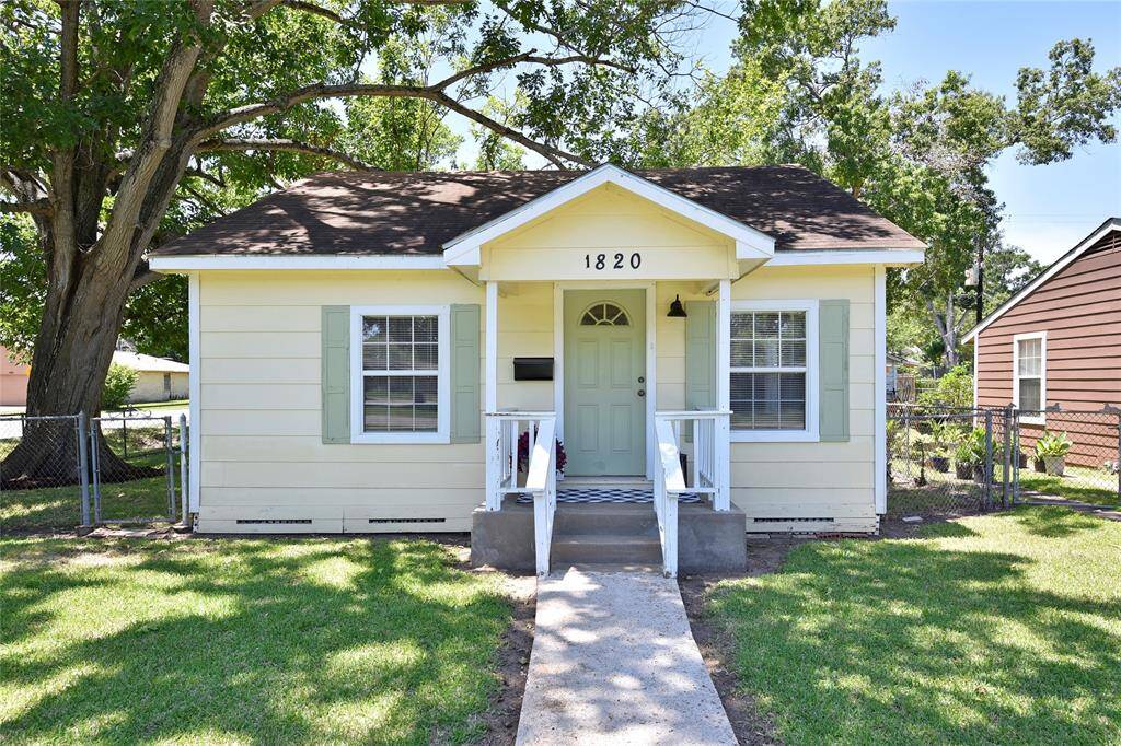 Welcome to 1820 8th Street. This is a darling home.