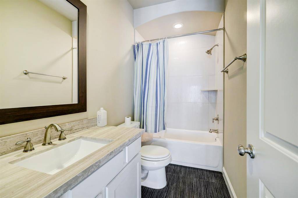 4th floor full bathroom