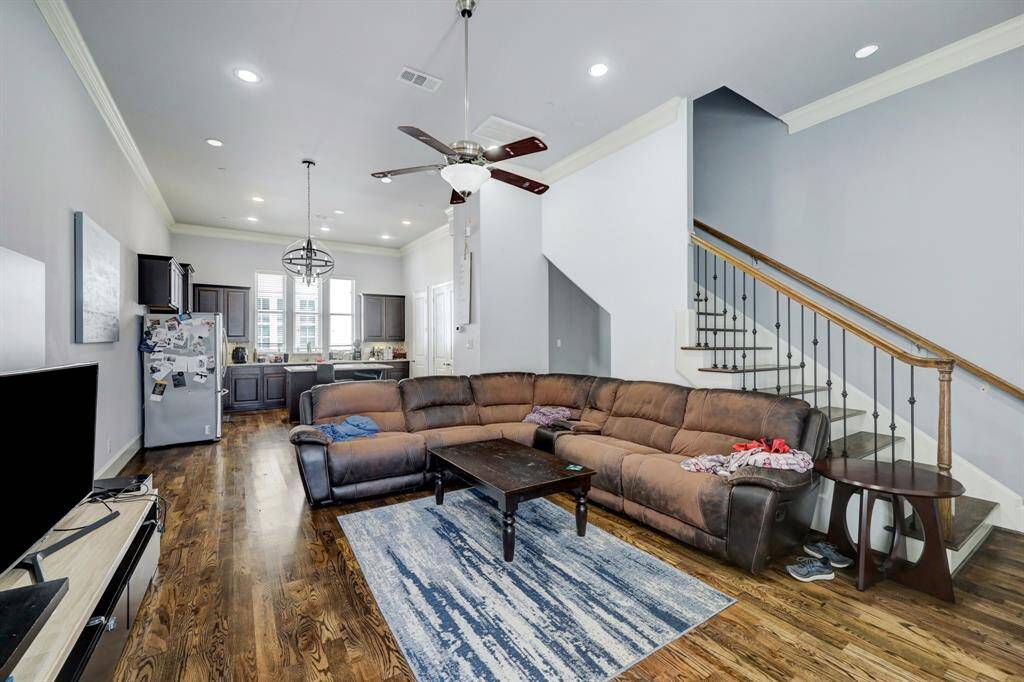 Spacious living room