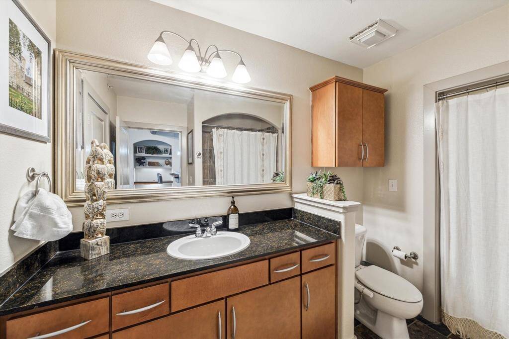 Spacious secondary bathroom