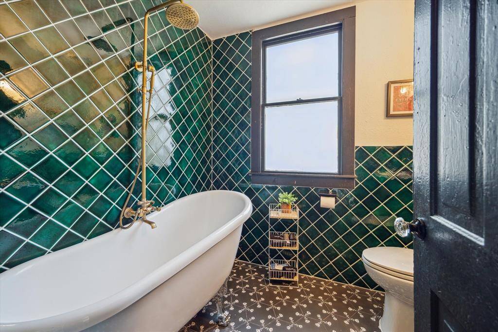 The 2 back bedrooms share are full bath outfitted with a combination soaking tub and shower