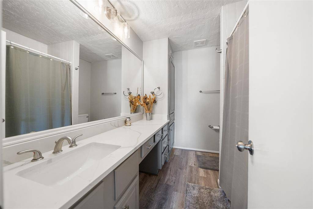 One of 3 secondary en-suite bathrooms.