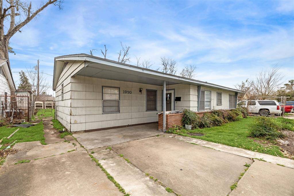 Traditional starter home or investment opportunity with a large landing and extra parking for guests.