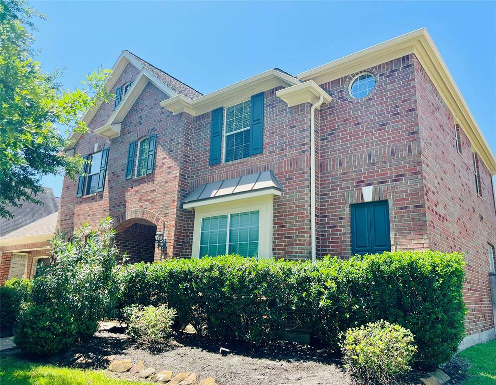 Welcome home, beautiful curb appeal