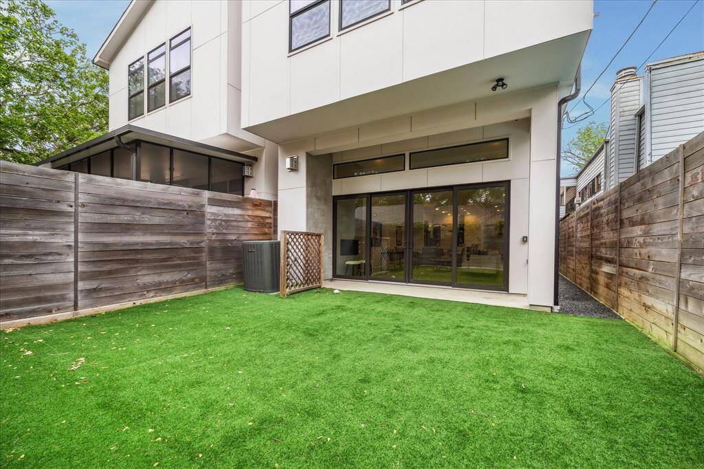 Minimalist landscaping meets maximum relaxation—this low-maintenance yard is primed for morning coffee, weekend hangs, or a little plant parent therapy.