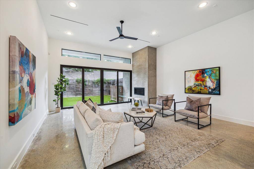 The spacious open-concept living area is flooded with natural light and designed with art lovers in mind—plenty of wall space to showcase your favorite pieces. The show-stopping plastered corner fireplace adds a sculptural focal point with undeniable cool factor.