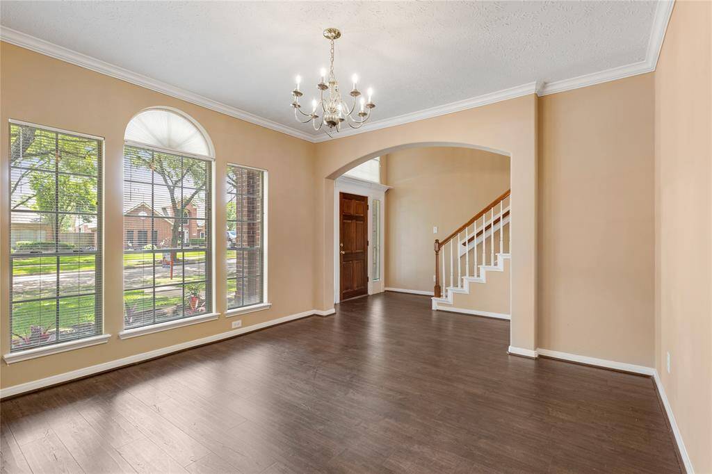 This is a large dining room that could also make a great home office