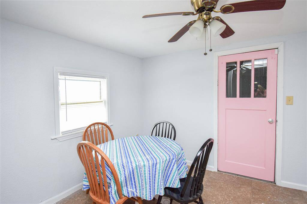 A breakfast nook off the kitchen adds even more flexibility- use it as a cozy dining spot, coffee bar, homework station, or anything your lifestyle calls for.