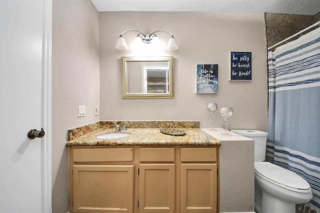 Secondary bathroom.