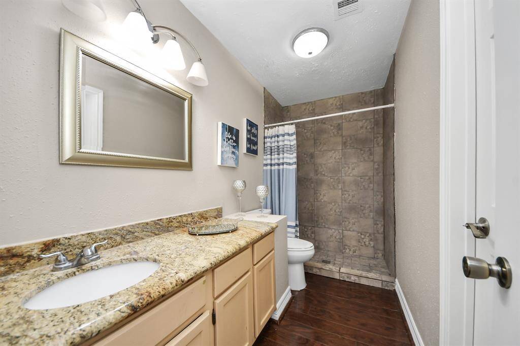 Secondary bathroom.
