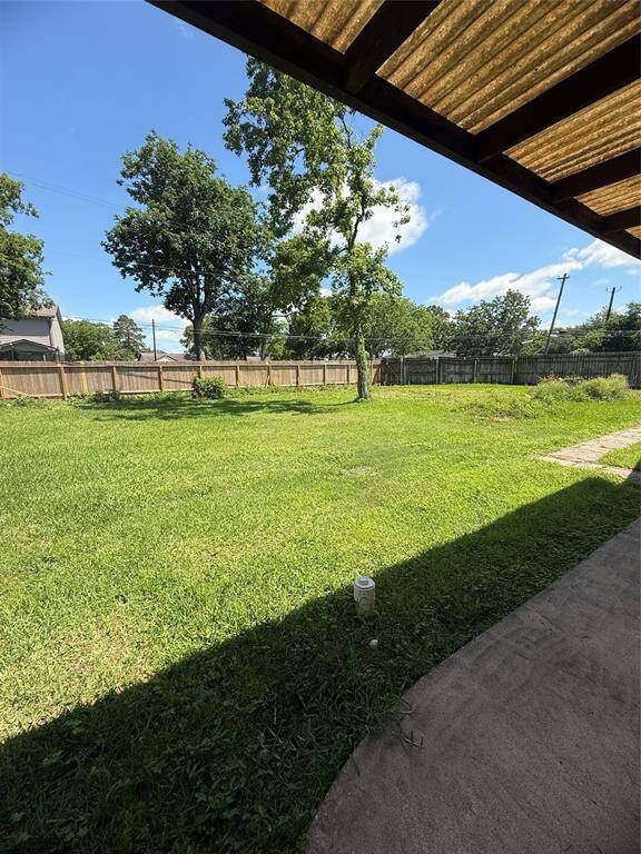 Huge fenced back yard