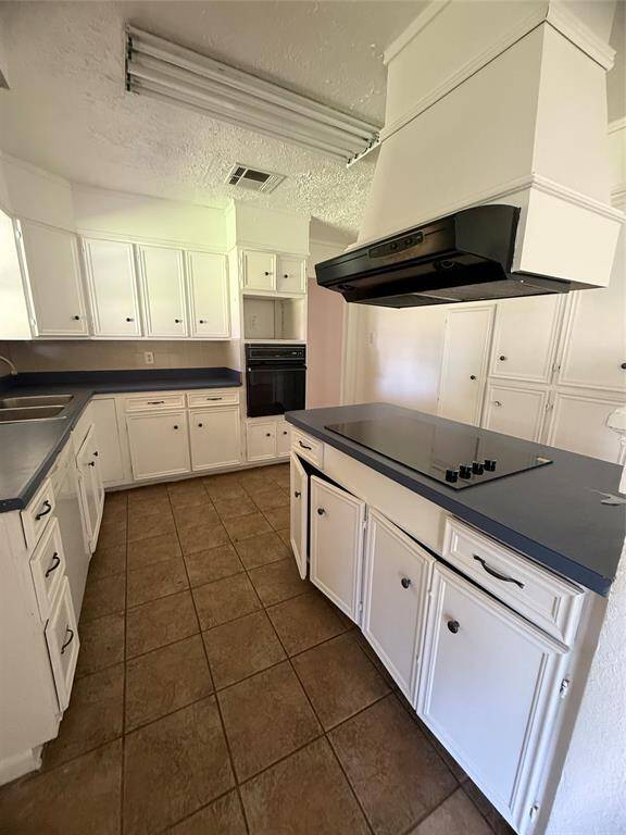 Kitchen has cooktop in the island