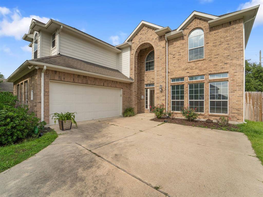 Spacious driveway!