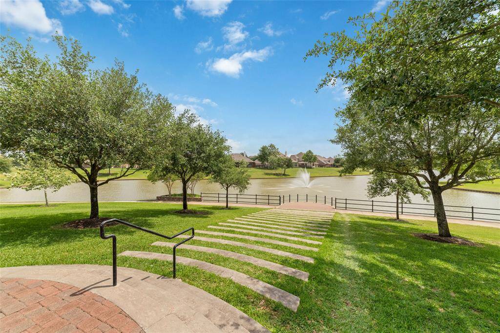 Amazing lakes and trails in this community.