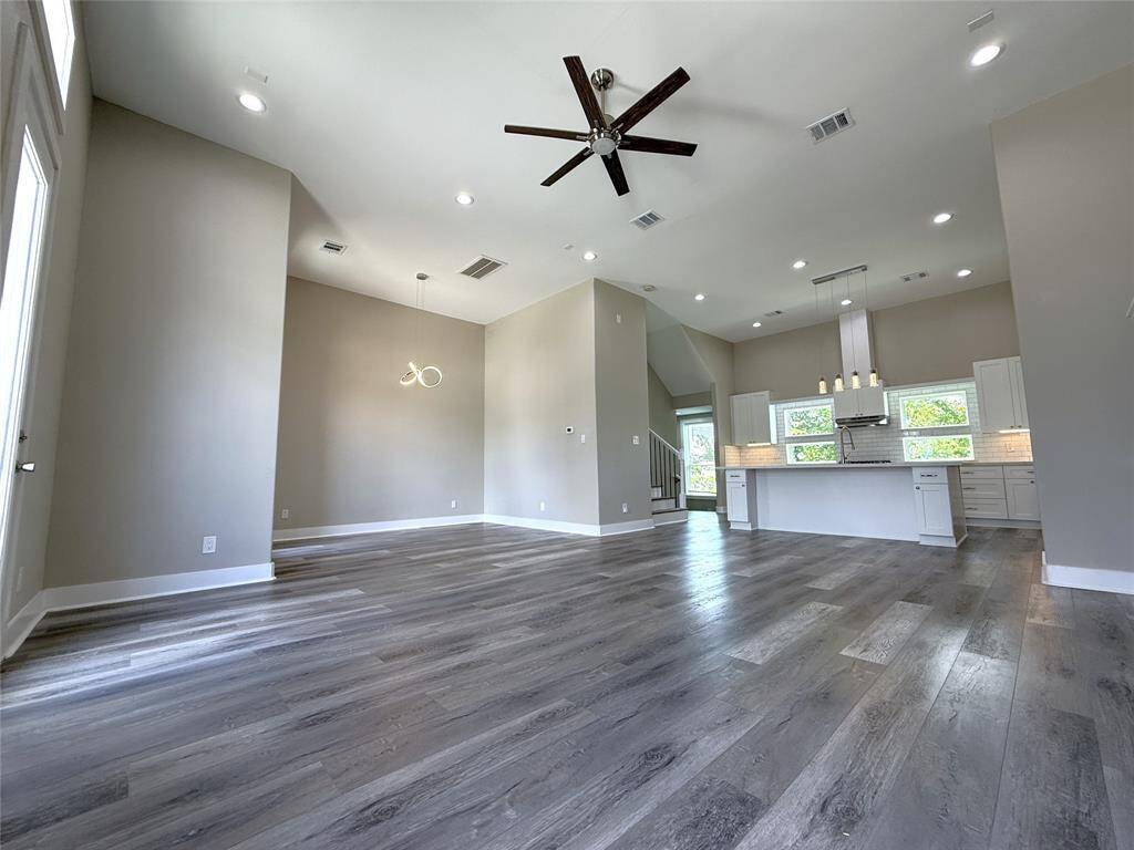 Open flowing living & dining space with 12' ceiling.