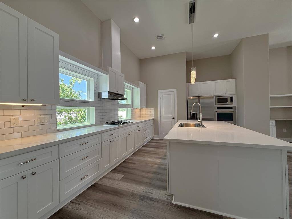 On the 2nd floor, you are greeted with this gourmet kitchen! Natural light flows in from the windows on either side of the gas cook-top.