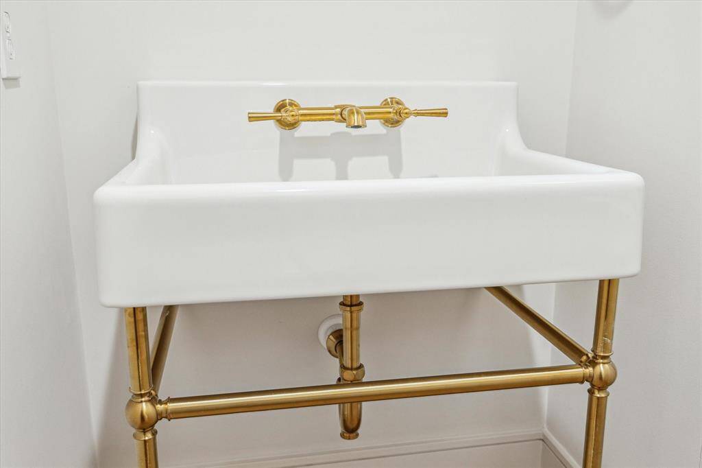 Guest bath basin.