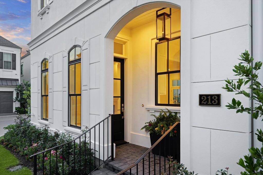 Beautiful entry with gas lantern.