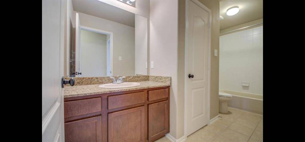 Floor 2 - Full Bathroom