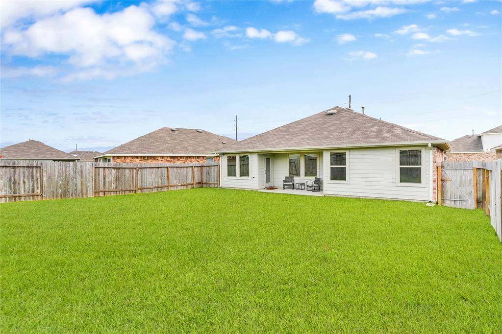 Huge backyard to fit all your needs