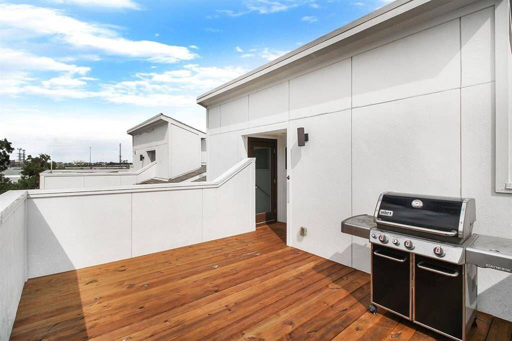 The roofdeck is amazing and offers a place to hang out with friends and show off your grill-skills.