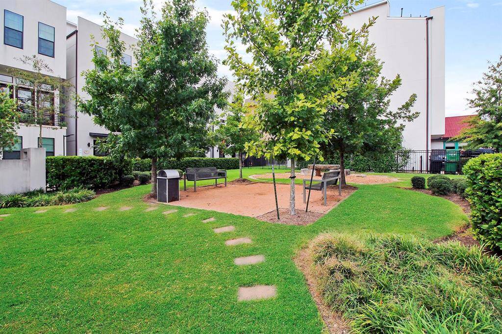 Because it's such a small complex, there's rarely anyone here.