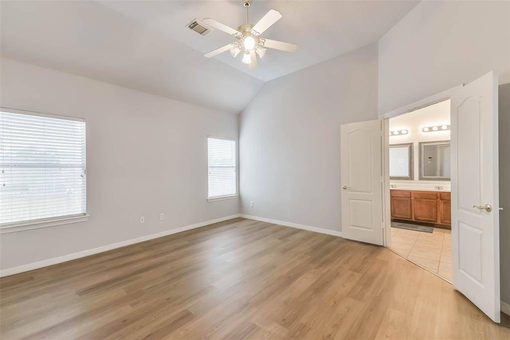 Primary Suite – Spacious retreat with bonus room, large closet, and en-suite bath.
