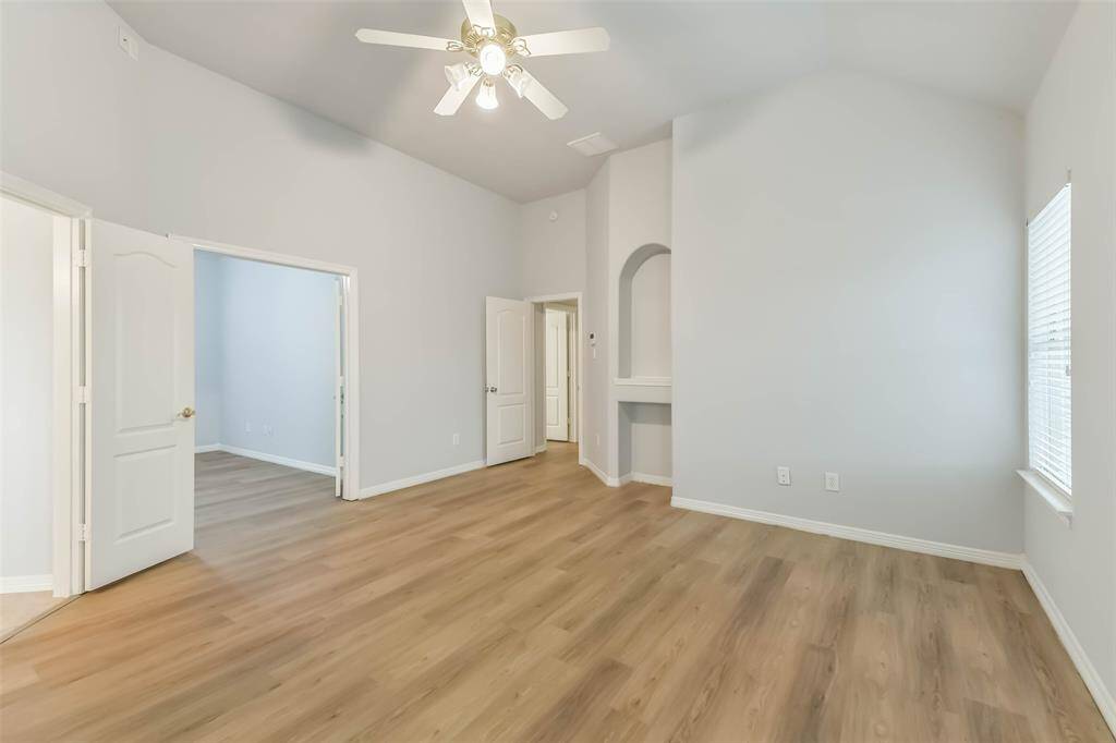 Primary Suite – Spacious retreat with bonus room, large closet, and en-suite bath.