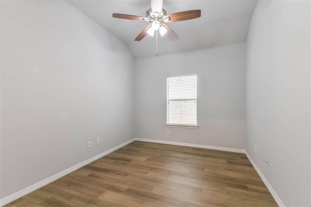 Primary Suite – Spacious retreat with bonus room, large closet, and en-suite bath.