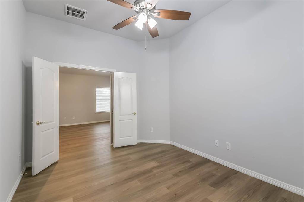 Primary Suite – Spacious retreat with bonus room, large closet, and en-suite bath.