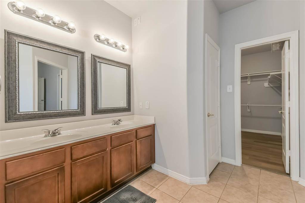 Primary Suite – Spacious retreat with bonus room, large closet, and en-suite bath.