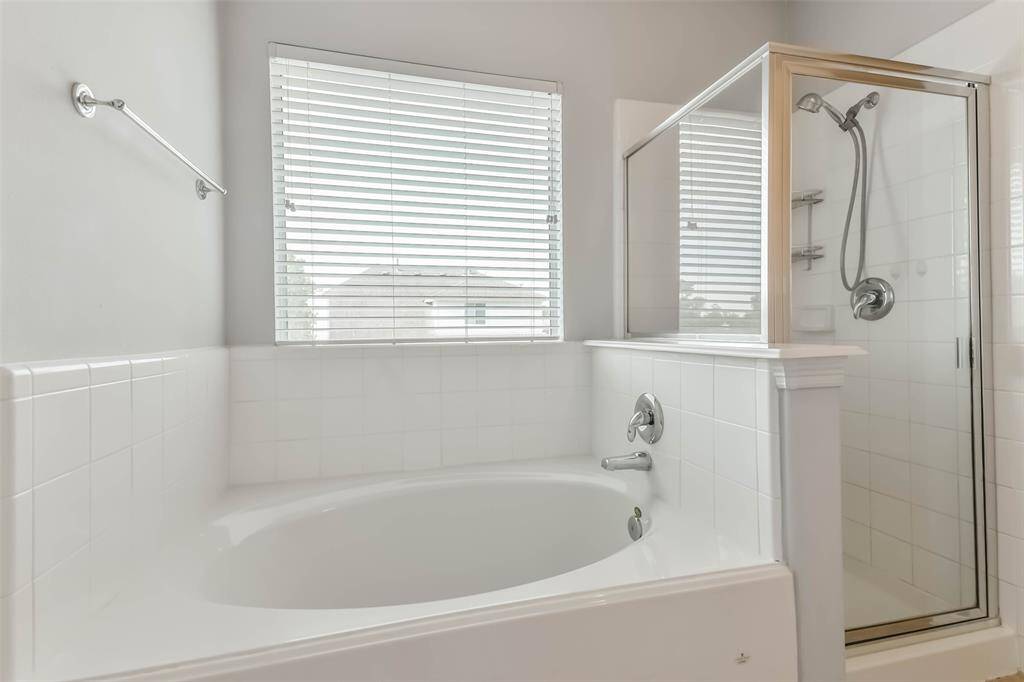Primary Suite – Spacious retreat with bonus room, large closet, and en-suite bath.