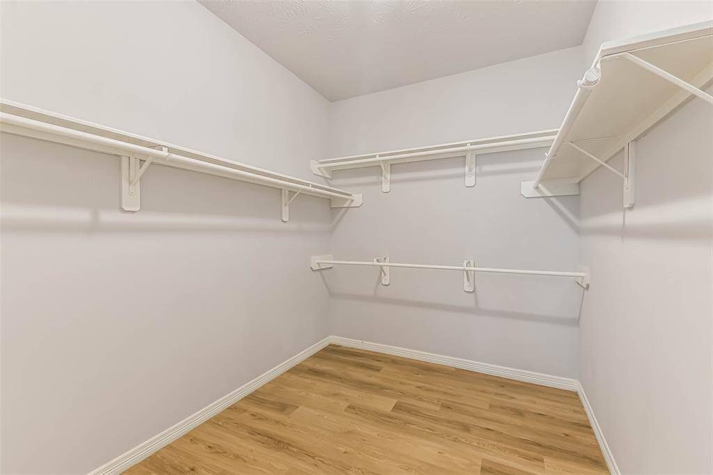 Primary Suite – Spacious retreat with bonus room, large closet, and en-suite bath.