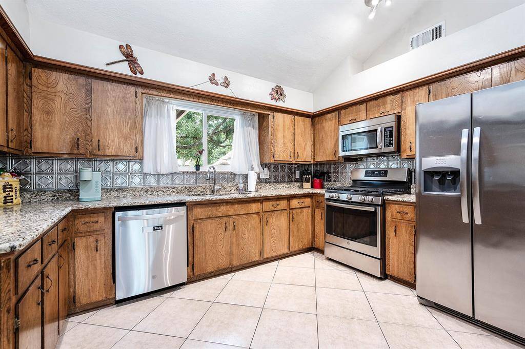 Gorgeous kitchen with new stove installed in 2020.