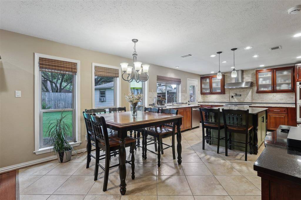 Open breakfast room adjacent to the kitchen, offering a bright and airy space for casual dining and easy access to the heart of the home