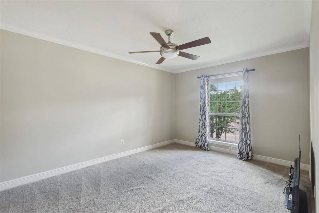 3rd bedroom offering ceiling fan and crown molding