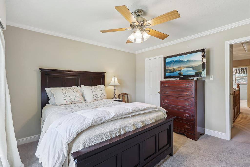4th bedroom offering ceiling fan and crown molding
