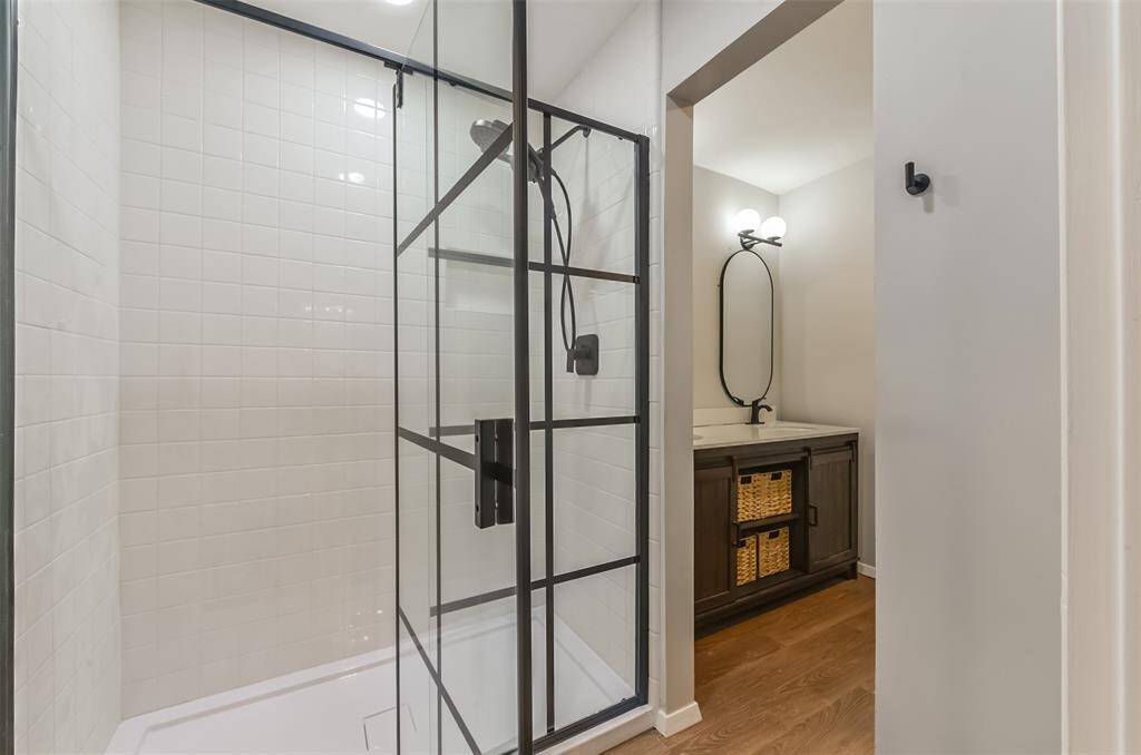 Look at this PRIMARY BATHROOM SHOWER!