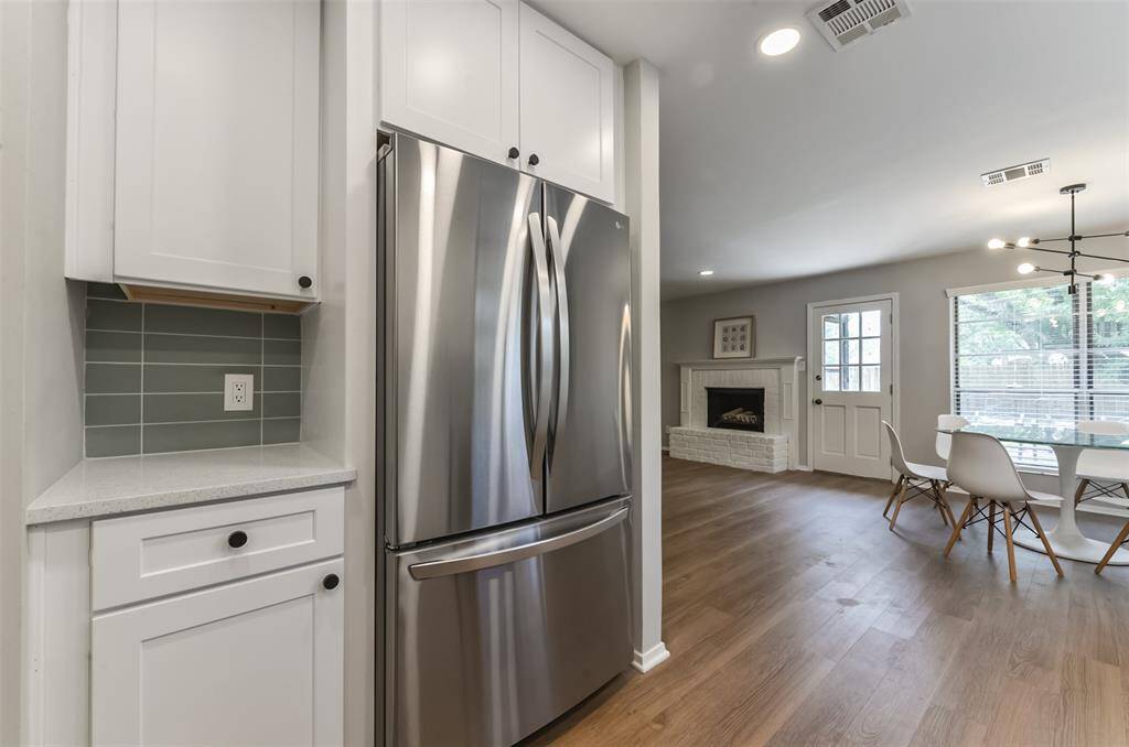 French door STAINLESS STEEL REFRIGERATOR comes with the home.