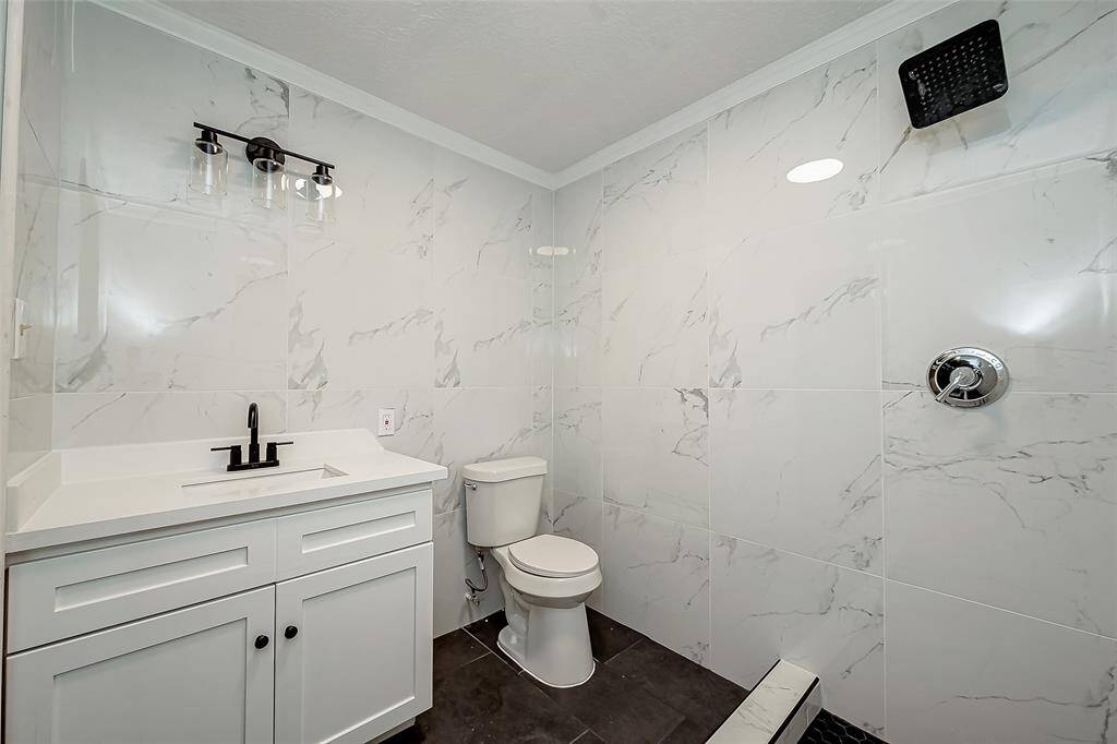 Elegant primary bathroom with modern finishes.