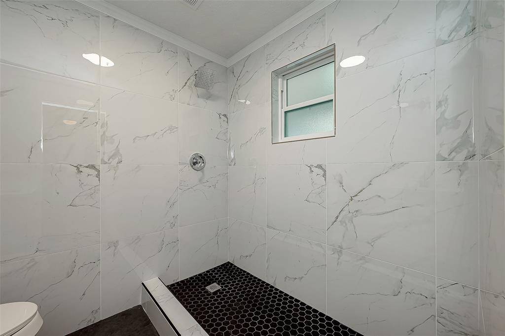 Alternate view of primary bath.