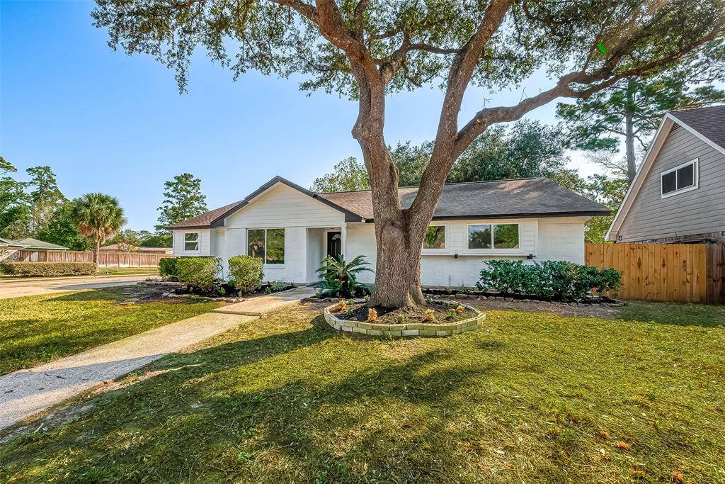 Minutes away from the HWY, for an easy commute to Downtown, The Woodlands, Cypress, and George Bush Airport.