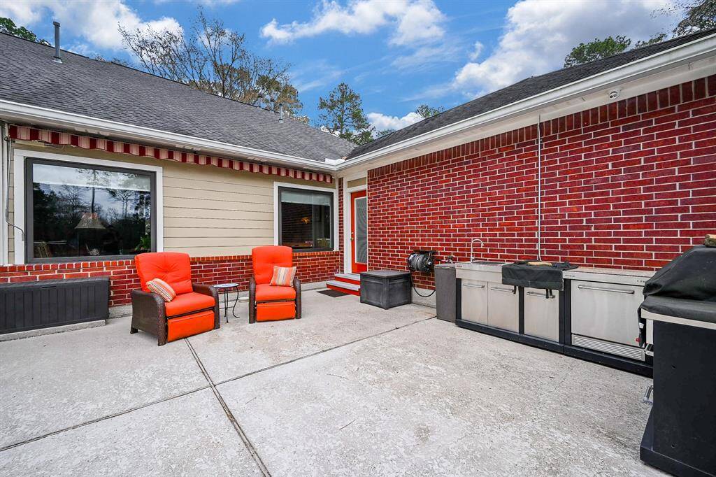Outdoor kitchen to wash and cook and beverage frigerator.